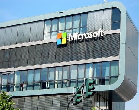 Компания Microsoft решает перевести на удаленную работу большинство своих сотрудников